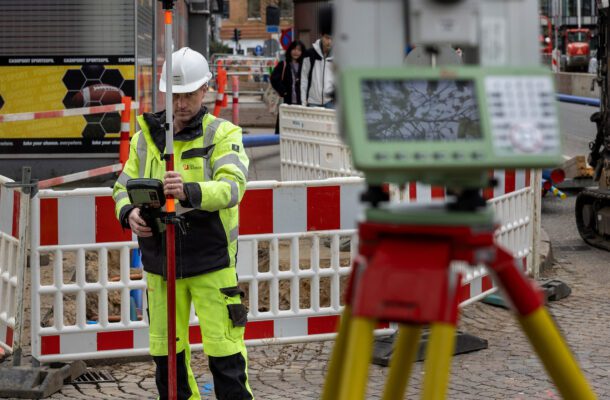 Landmåler måler vandledninger for Aarhus Vand