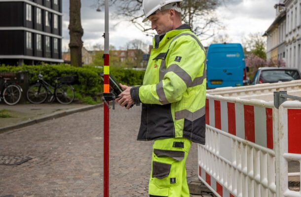 Landmåler måler vandledninger for Aarhus Vand
