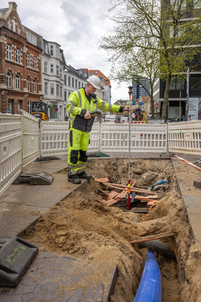 Landmåler måler vandledninger for Aarhus Vand