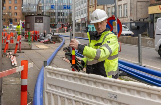 Landmåler måler vandledninger for Aarhus Vand