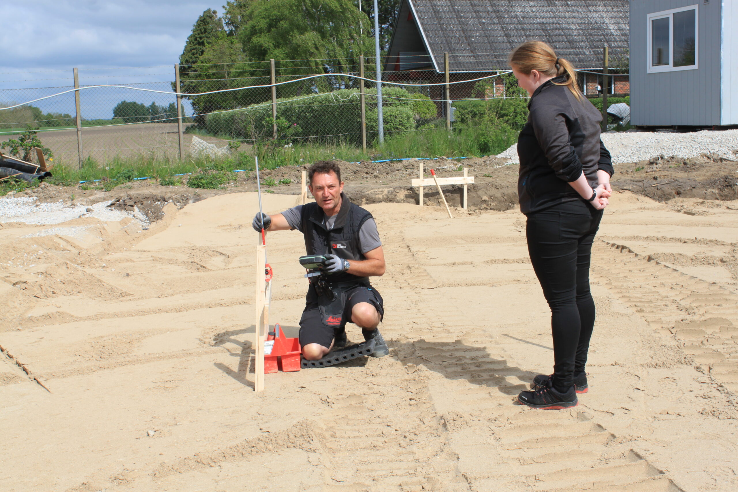 Projektleder Louise Sommerlade Schou og kort- og landmålingstekniker Carsten Berg Andersen på byggepladsen i Strib